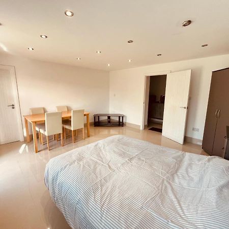 Large Studio Flat B Near Heathrow Hillingdon Buitenkant foto