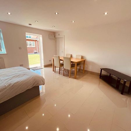 Large Studio Flat B Near Heathrow Hillingdon Buitenkant foto