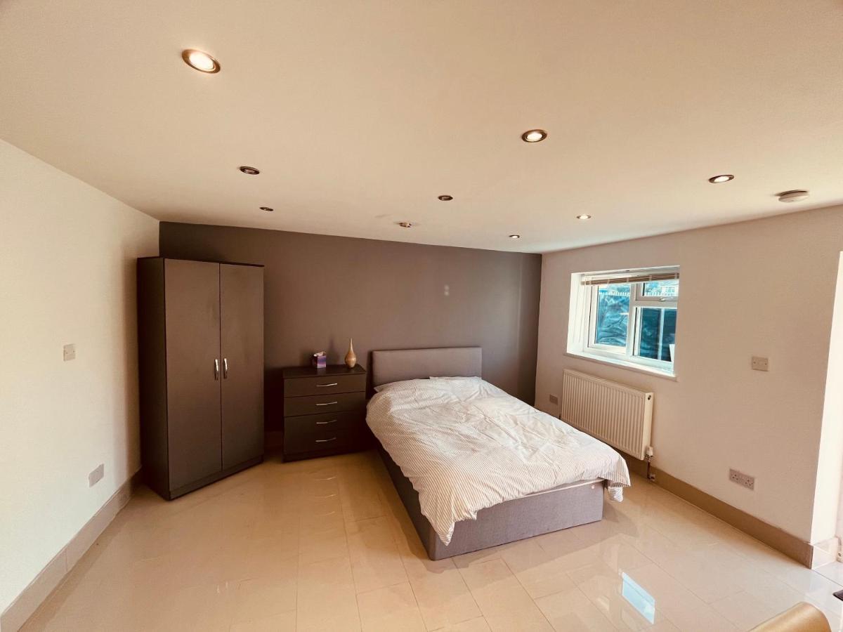 Large Studio Flat B Near Heathrow Hillingdon Buitenkant foto