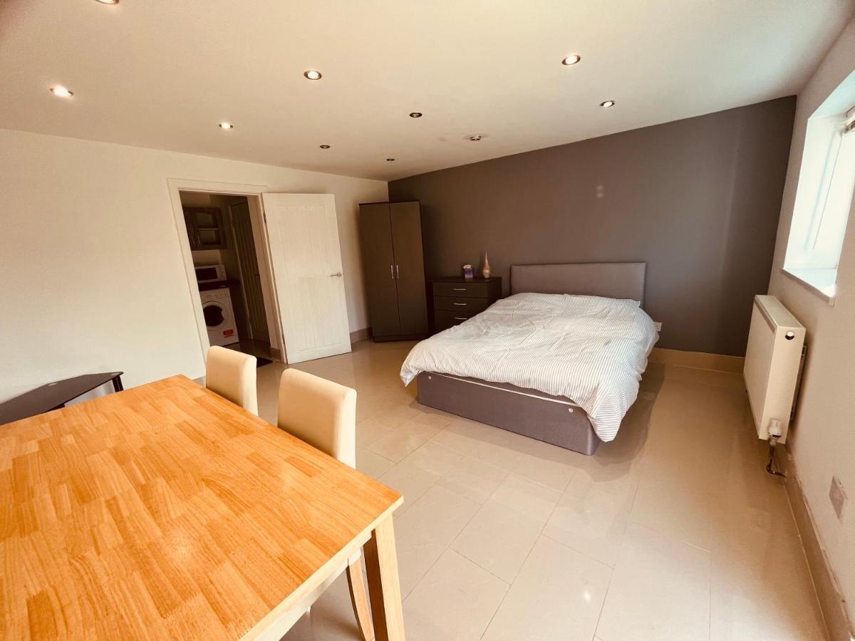 Large Studio Flat B Near Heathrow Hillingdon Buitenkant foto