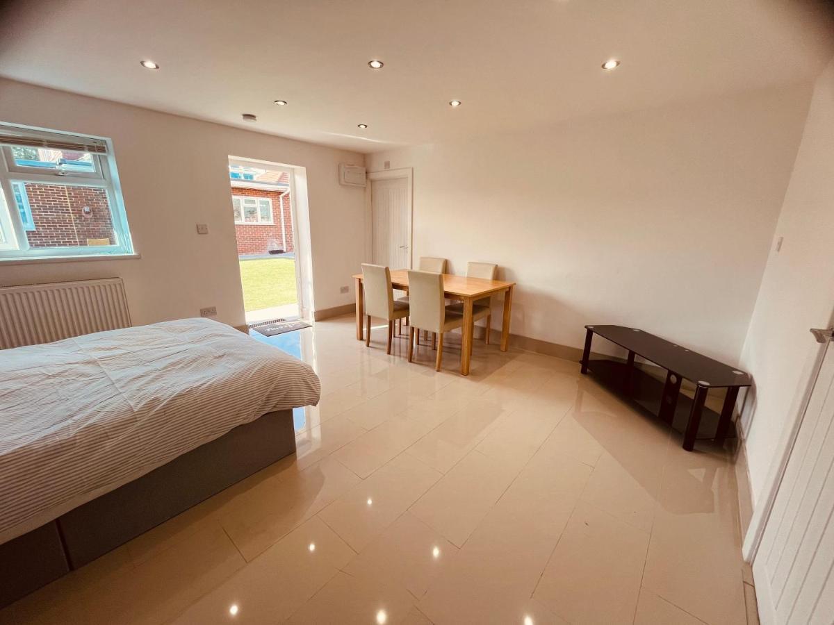 Large Studio Flat B Near Heathrow Hillingdon Buitenkant foto